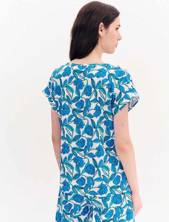 Floral printed γαλάζια κοντομάνικη βαμβακερή μπλούζα, σε ίσια γραμμή, με V-λαιμόκοψη, ρεβέρ στα μανίκια και χρυσά διακοσμητικά κουμπιά στους ώμους Forel 