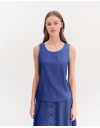 Blue jean tencel αμάνικη μπλούζα, σε ίσια γραμμή, με ανοιχτή στρογγυλή λαιμόκοψη και χρωματιστή γκρο κορδέλα στα τελειώματα Forel 