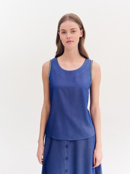 Blue jean tencel αμάνικη μπλούζα, σε ίσια γραμμή, με ανοιχτή στρογγυλή λαιμόκοψη και χρωματιστή γκρο κορδέλα στα τελειώματα Forel 