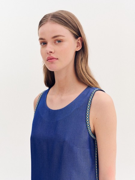 Blue jean tencel αμάνικη μπλούζα, σε ίσια γραμμή, με ανοιχτή στρογγυλή λαιμόκοψη και χρωματιστή γκρο κορδέλα στα τελειώματα Forel 