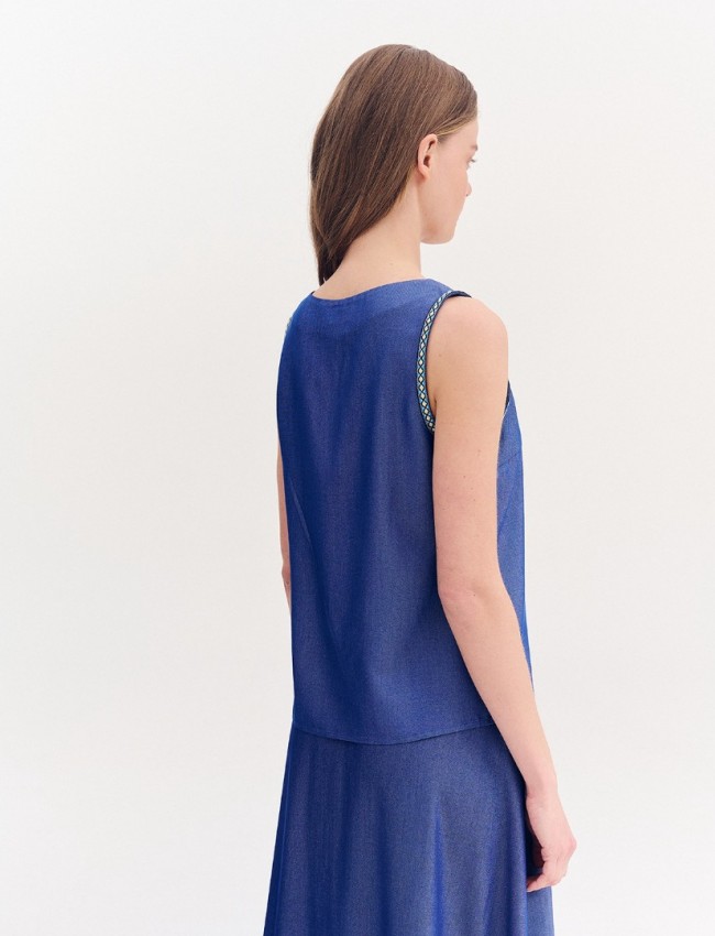Blue jean tencel αμάνικη μπλούζα, σε ίσια γραμμή, με ανοιχτή στρογγυλή λαιμόκοψη και χρωματιστή γκρο κορδέλα στα τελειώματα Forel 
