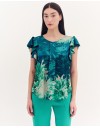Floral printed πράσινη σατέν κοντομάνικη μπλούζα, σε ίσια γραμμή, με ανοιχτή στρογγυλή λαιμόκοψη και πιέτα μπροστά, βολάν στα μανίκια και στρογγυλεμένο τελείωμα Forel