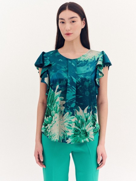 Floral printed πράσινη σατέν κοντομάνικη μπλούζα, σε ίσια γραμμή, με ανοιχτή στρογγυλή λαιμόκοψη και πιέτα μπροστά, βολάν στα μανίκια και στρογγυλεμένο τελείωμα Forel