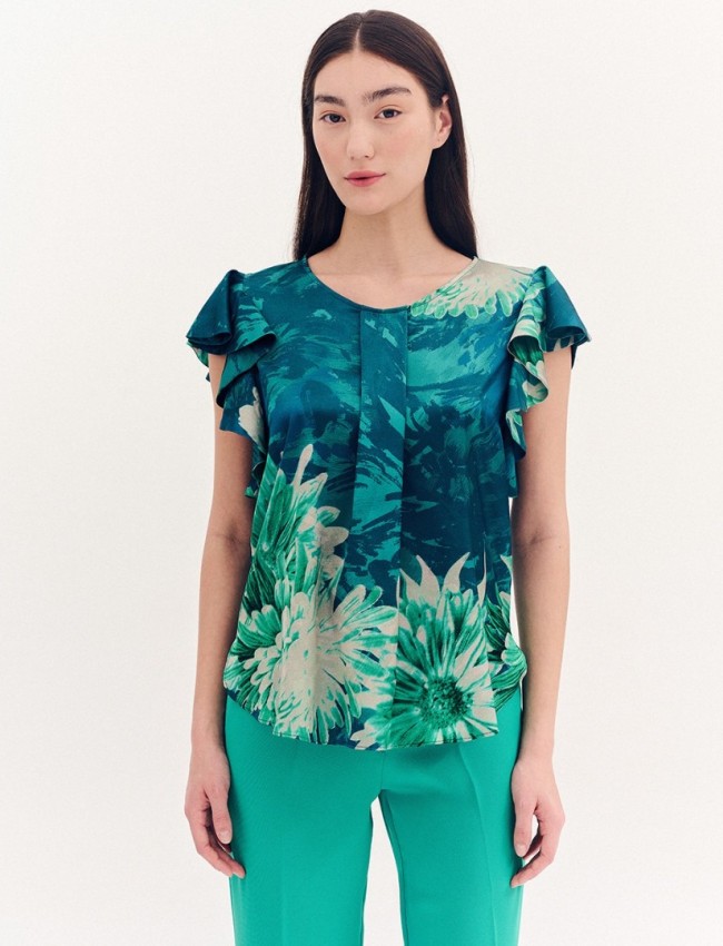 Floral printed πράσινη σατέν κοντομάνικη μπλούζα, σε ίσια γραμμή, με ανοιχτή στρογγυλή λαιμόκοψη και πιέτα μπροστά, βολάν στα μανίκια και στρογγυλεμένο τελείωμα Forel