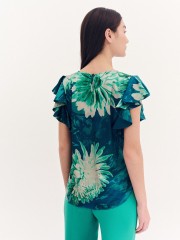 Floral printed πράσινη σατέν κοντομάνικη μπλούζα, σε ίσια γραμμή, με ανοιχτή στρογγυλή λαιμόκοψη και πιέτα μπροστά, βολάν στα μανίκια και στρογγυλεμένο τελείωμα Forel