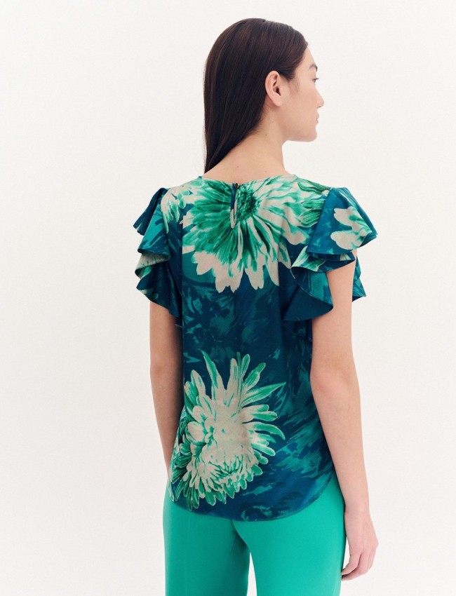 Floral printed πράσινη σατέν κοντομάνικη μπλούζα, σε ίσια γραμμή, με ανοιχτή στρογγυλή λαιμόκοψη και πιέτα μπροστά, βολάν στα μανίκια και στρογγυλεμένο τελείωμα Forel