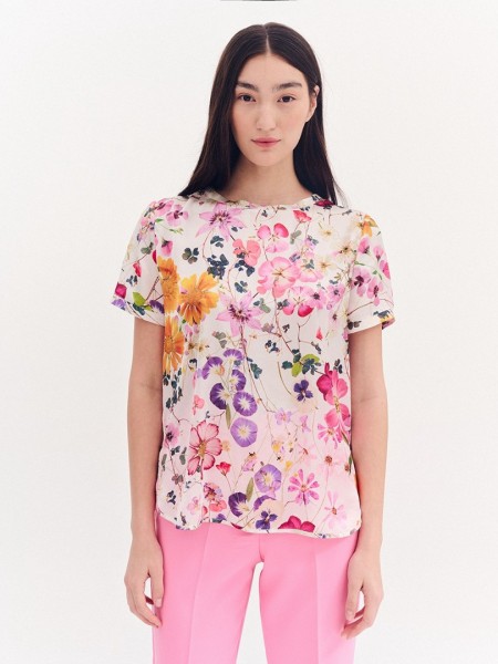 Floral printed ροζ σατέν κοντομάνικη μπλούζα, σε ίσια γραμμή, με κλειστή στρογγυλή λαιμόκοψη και στρογγυλεμένες άκρες με μικρή ασυμμετρία Forel 