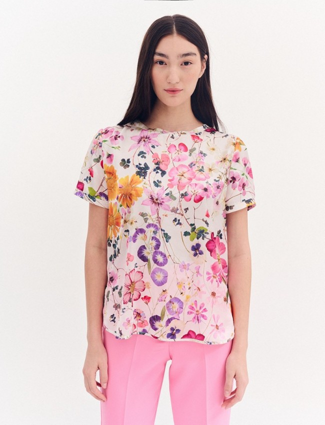 Floral printed ροζ σατέν κοντομάνικη μπλούζα, σε ίσια γραμμή, με κλειστή στρογγυλή λαιμόκοψη και στρογγυλεμένες άκρες με μικρή ασυμμετρία Forel 
