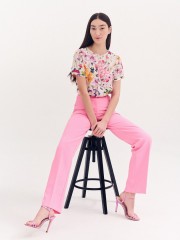 Floral printed ροζ σατέν κοντομάνικη μπλούζα, σε ίσια γραμμή, με κλειστή στρογγυλή λαιμόκοψη και στρογγυλεμένες άκρες με μικρή ασυμμετρία Forel 