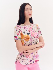 Floral printed ροζ σατέν κοντομάνικη μπλούζα, σε ίσια γραμμή, με κλειστή στρογγυλή λαιμόκοψη και στρογγυλεμένες άκρες με μικρή ασυμμετρία Forel 