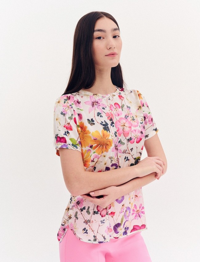 Floral printed ροζ σατέν κοντομάνικη μπλούζα, σε ίσια γραμμή, με κλειστή στρογγυλή λαιμόκοψη και στρογγυλεμένες άκρες με μικρή ασυμμετρία Forel 