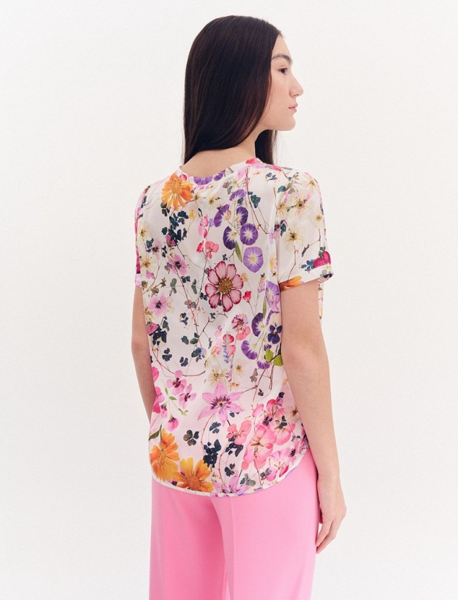 Floral printed ροζ σατέν κοντομάνικη μπλούζα, σε ίσια γραμμή, με κλειστή στρογγυλή λαιμόκοψη και στρογγυλεμένες άκρες με μικρή ασυμμετρία Forel 