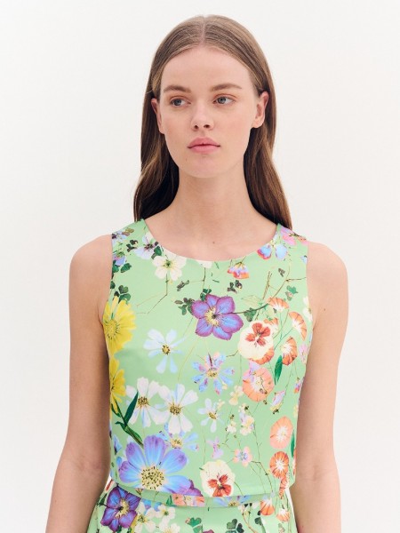 Floral printed πράσινη αμάνικη σατέν μπλούζα σε τετράγωνη γραμμή, με ανοιχτή στρογγυλή λαιμόκοψη και κλείσιμο με χρυσό εξωτερικό φερμουάρ Forel