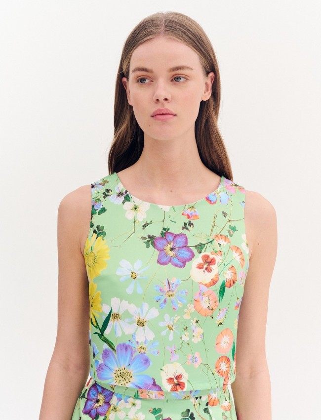 Floral printed πράσινη αμάνικη σατέν μπλούζα σε τετράγωνη γραμμή, με ανοιχτή στρογγυλή λαιμόκοψη και κλείσιμο με χρυσό εξωτερικό φερμουάρ Forel