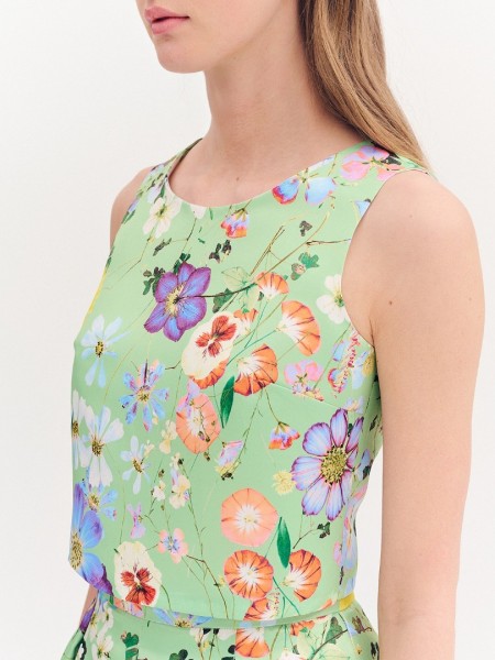 Floral printed πράσινη αμάνικη σατέν μπλούζα σε τετράγωνη γραμμή, με ανοιχτή στρογγυλή λαιμόκοψη και κλείσιμο με χρυσό εξωτερικό φερμουάρ Forel