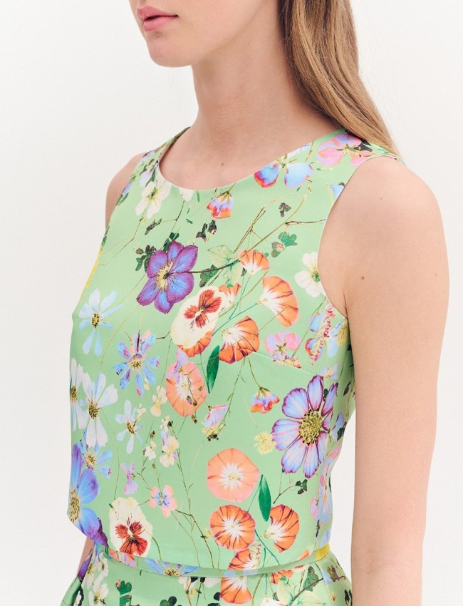 Floral printed πράσινη αμάνικη σατέν μπλούζα σε τετράγωνη γραμμή, με ανοιχτή στρογγυλή λαιμόκοψη και κλείσιμο με χρυσό εξωτερικό φερμουάρ Forel