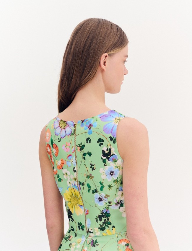 Floral printed πράσινη αμάνικη σατέν μπλούζα σε τετράγωνη γραμμή, με ανοιχτή στρογγυλή λαιμόκοψη και κλείσιμο με χρυσό εξωτερικό φερμουάρ Forel