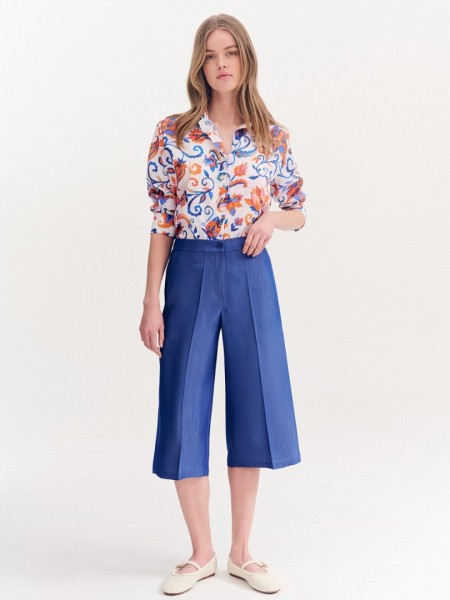 Blue jean tencel cropped παντελόνα, σε ίσια γραμμή, με ψεύτικες πλαϊνές τσέπες, λάστιχο πίσω στην μέση και κλείσιμο με κουμπί και κρυφό φερμουάρ μπροστά Forel 