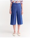 Blue jean tencel cropped παντελόνα, σε ίσια γραμμή, με ψεύτικες πλαϊνές τσέπες, λάστιχο πίσω στην μέση και κλείσιμο με κουμπί και κρυφό φερμουάρ μπροστά Forel 