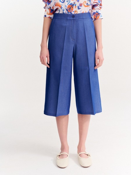 Blue jean tencel cropped παντελόνα, σε ίσια γραμμή, με ψεύτικες πλαϊνές τσέπες, λάστιχο πίσω στην μέση και κλείσιμο με κουμπί και κρυφό φερμουάρ μπροστά Forel 
