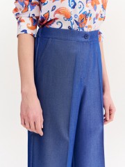 Blue jean tencel cropped παντελόνα, σε ίσια γραμμή, με ψεύτικες πλαϊνές τσέπες, λάστιχο πίσω στην μέση και κλείσιμο με κουμπί και κρυφό φερμουάρ μπροστά Forel 