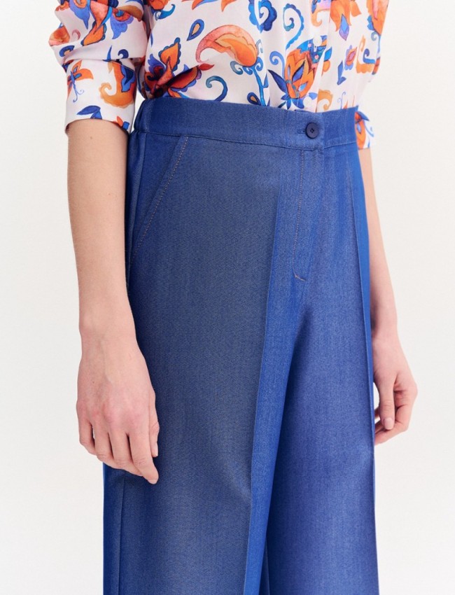 Blue jean tencel cropped παντελόνα, σε ίσια γραμμή, με ψεύτικες πλαϊνές τσέπες, λάστιχο πίσω στην μέση και κλείσιμο με κουμπί και κρυφό φερμουάρ μπροστά Forel 