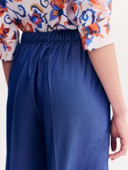 Blue jean tencel cropped παντελόνα, σε ίσια γραμμή, με ψεύτικες πλαϊνές τσέπες, λάστιχο πίσω στην μέση και κλείσιμο με κουμπί και κρυφό φερμουάρ μπροστά Forel 