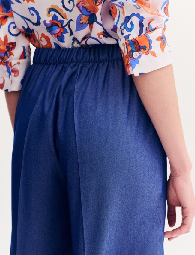 Blue jean tencel cropped παντελόνα, σε ίσια γραμμή, με ψεύτικες πλαϊνές τσέπες, λάστιχο πίσω στην μέση και κλείσιμο με κουμπί και κρυφό φερμουάρ μπροστά Forel 