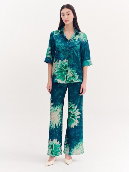 Floral printed πράσινη σατέν ψηλόμεση παντελόνα, σε ίσια γραμμή, με πλαϊνές τσέπες και λάστιχο πίσω στην μέση Forel 