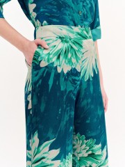 Floral printed πράσινη σατέν ψηλόμεση παντελόνα, σε ίσια γραμμή, με πλαϊνές τσέπες και λάστιχο πίσω στην μέση Forel 