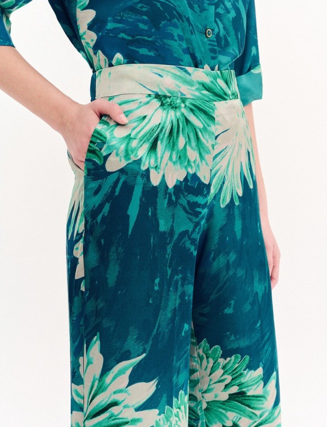 Floral printed πράσινη σατέν ψηλόμεση παντελόνα, σε ίσια γραμμή, με πλαϊνές τσέπες και λάστιχο πίσω στην μέση Forel 