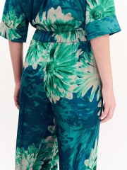 Floral printed πράσινη σατέν ψηλόμεση παντελόνα, σε ίσια γραμμή, με πλαϊνές τσέπες και λάστιχο πίσω στην μέση Forel 
