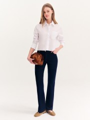 Blue jean ψηλόμεσο ελαστικό παντελόνι καμπάνα, με ταμπά γαζιά, τετράγωνες τσέπες πίσω, και κλείσιμο με κουμπί και κρυφό φερμουάρ μπροστά Forel 
