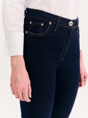 Blue jean ψηλόμεσο ελαστικό παντελόνι καμπάνα, με ταμπά γαζιά, τετράγωνες τσέπες πίσω, και κλείσιμο με κουμπί και κρυφό φερμουάρ μπροστά Forel 