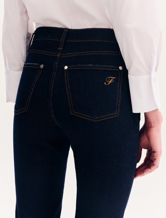 Blue jean ψηλόμεσο ελαστικό παντελόνι καμπάνα, με ταμπά γαζιά, τετράγωνες τσέπες πίσω, και κλείσιμο με κουμπί και κρυφό φερμουάρ μπροστά Forel 