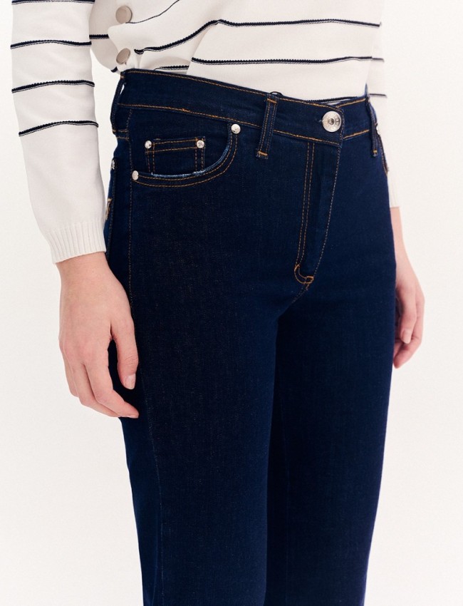 Blue jean ελαστικό πεντάτσεπο παντελόνι, σε εφαρμοστή γραμμή, με ταμπά γαζιά και κλείσιμο με κουμπί και κρυφό φερμουάρ μπροστά Forel 