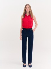 Blue jean ψηλόμεση ελαστική παντελόνα, σε ίσια γραμμή, με ταμπά γαζιά, πλάγιες τσέπες, διακοσμητικά χρυσά κουμπιά και κλείσιμο μπροστά με φερμουάρ και μεταλλικό κουμπί Forel 