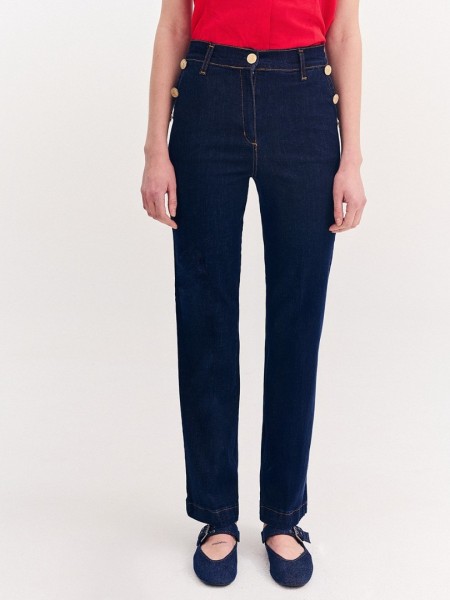 Blue jean ψηλόμεση ελαστική παντελόνα, σε ίσια γραμμή, με ταμπά γαζιά, πλάγιες τσέπες, διακοσμητικά χρυσά κουμπιά και κλείσιμο μπροστά με φερμουάρ και μεταλλικό κουμπί Forel 