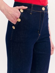 Blue jean ψηλόμεση ελαστική παντελόνα, σε ίσια γραμμή, με ταμπά γαζιά, πλάγιες τσέπες, διακοσμητικά χρυσά κουμπιά και κλείσιμο μπροστά με φερμουάρ και μεταλλικό κουμπί Forel 