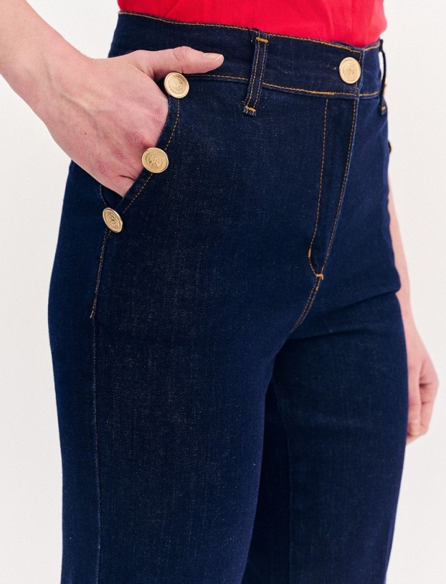 Blue jean ψηλόμεση ελαστική παντελόνα, σε ίσια γραμμή, με ταμπά γαζιά, πλάγιες τσέπες, διακοσμητικά χρυσά κουμπιά και κλείσιμο μπροστά με φερμουάρ και μεταλλικό κουμπί Forel 