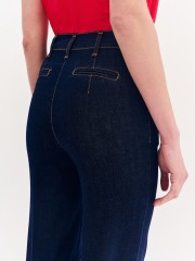 Blue jean ψηλόμεση ελαστική παντελόνα, σε ίσια γραμμή, με ταμπά γαζιά, πλάγιες τσέπες, διακοσμητικά χρυσά κουμπιά και κλείσιμο μπροστά με φερμουάρ και μεταλλικό κουμπί Forel 