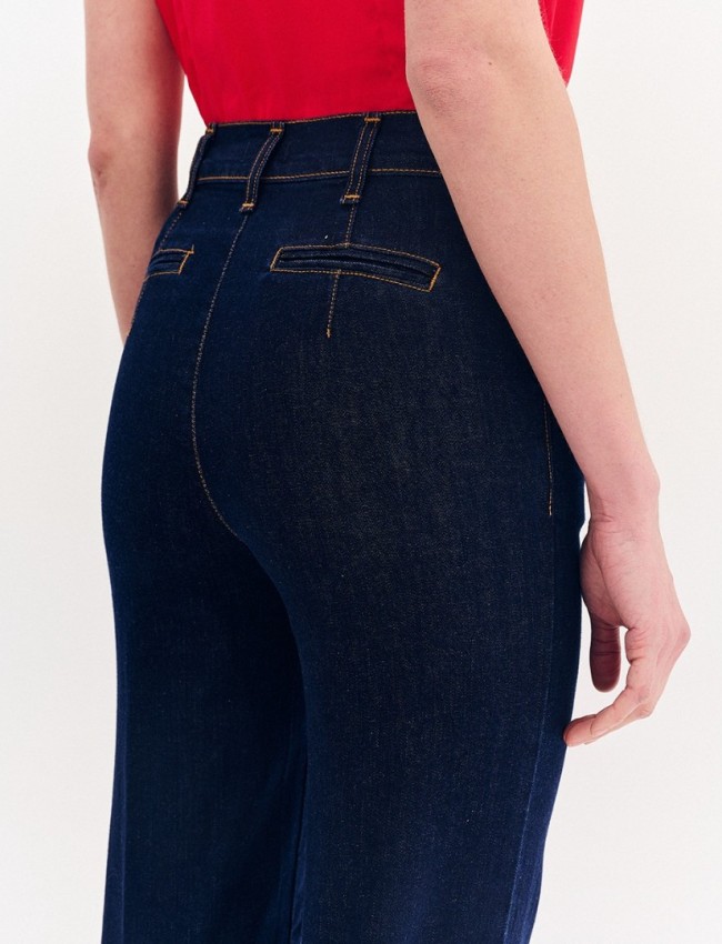 Blue jean ψηλόμεση ελαστική παντελόνα, σε ίσια γραμμή, με ταμπά γαζιά, πλάγιες τσέπες, διακοσμητικά χρυσά κουμπιά και κλείσιμο μπροστά με φερμουάρ και μεταλλικό κουμπί Forel 