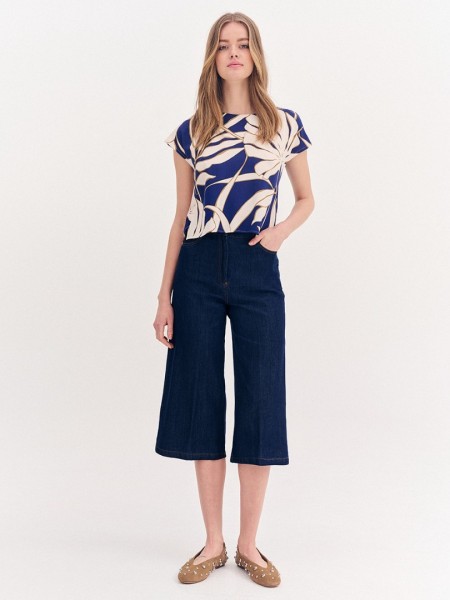 Blue jean ψηλόμεση ελαστική cropped παντελόνα, σε ίσια γραμμή, με ταμπά γαζιά, τετράγωνες τσέπες πίσω και κλείσιμο με κουμπί και κρυφό φερμουάρ μπροστά Forel 