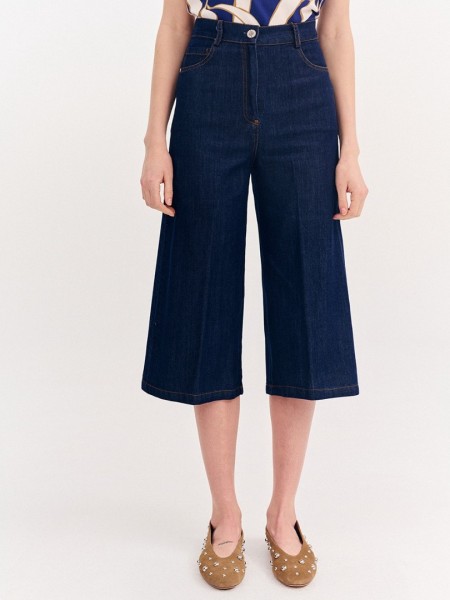 Blue jean ψηλόμεση ελαστική cropped παντελόνα, σε ίσια γραμμή, με ταμπά γαζιά, τετράγωνες τσέπες πίσω και κλείσιμο με κουμπί και κρυφό φερμουάρ μπροστά Forel 