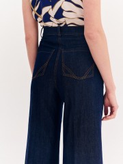Blue jean ψηλόμεση ελαστική cropped παντελόνα, σε ίσια γραμμή, με ταμπά γαζιά, τετράγωνες τσέπες πίσω και κλείσιμο με κουμπί και κρυφό φερμουάρ μπροστά Forel 
