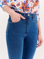 Bloue jean ανοιχτόχρωμο ελαστικό ψηλόμεσο παντελόνι, με ταμπά γαζιά, τετράγωνες πίσω τσέπες και κλείσιμο με κουμπί και κρυφό φερμουάρ μπροστά Forel 