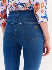 Bloue jean ανοιχτόχρωμο ελαστικό ψηλόμεσο παντελόνι, με ταμπά γαζιά, τετράγωνες πίσω τσέπες και κλείσιμο με κουμπί και κρυφό φερμουάρ μπροστά Forel 