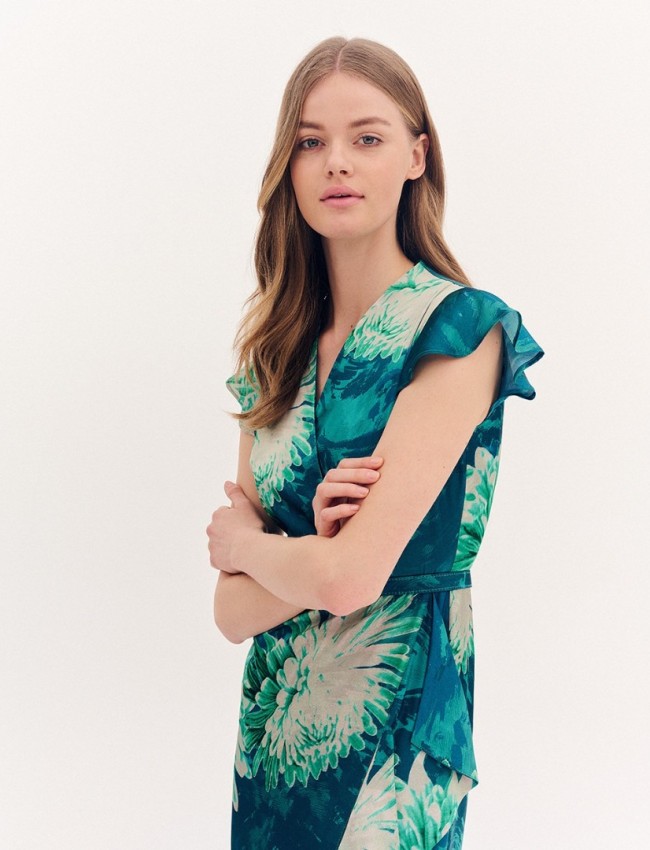 Floral printed πράσινο σατέν midi κοντομάνικο κρουαζέ φόρεμα, βολάν στα μανίκια, ανάποδο κρουαζέ στο κάτω μέρος, κλείσιμο με κρυφό φερμουάρ πίσω και αποσπώμενη ζώνη Forel  