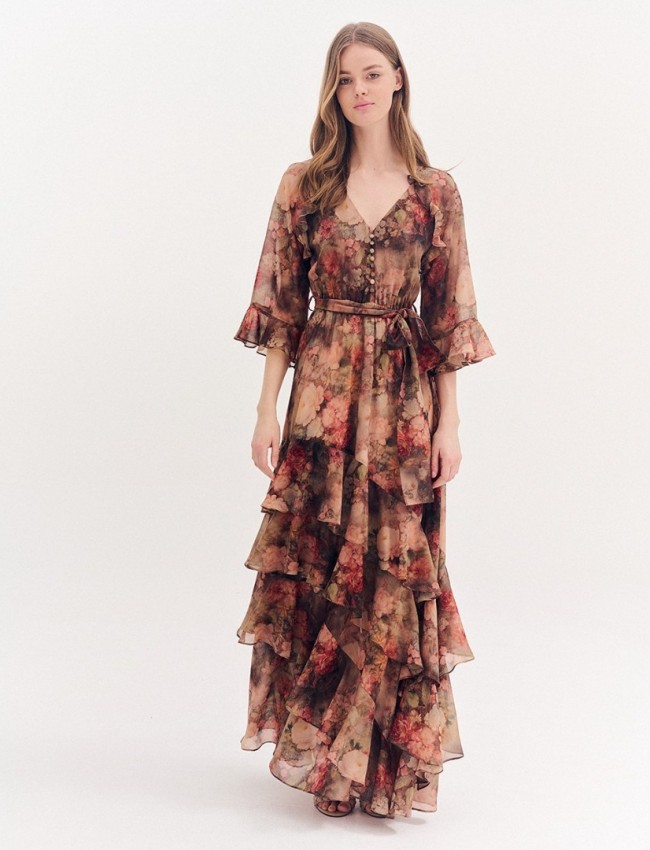 Floral printed χακί μακρυμάνικο maxi φόρεμα, με 3/4 μανίκι, σε κλος γραμμή με βολάν, V-λαιμόκοψη με κουμπιά μπροστά, λάστιχο στην μέση και αποσπώμενη ζώνη Forel 