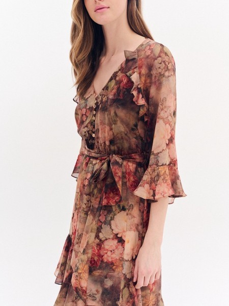 Floral printed χακί μακρυμάνικο maxi φόρεμα, με 3/4 μανίκι, σε κλος γραμμή με βολάν, V-λαιμόκοψη με κουμπιά μπροστά, λάστιχο στην μέση και αποσπώμενη ζώνη Forel 